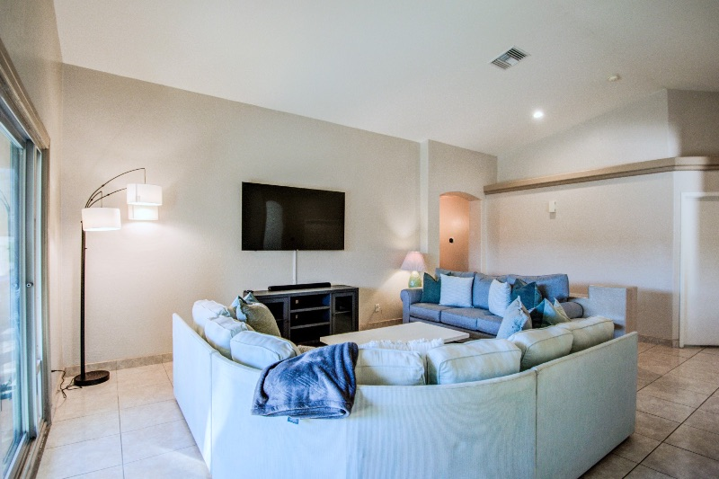 Bright and Beautiful 4BED House in Glendale - Photo 10