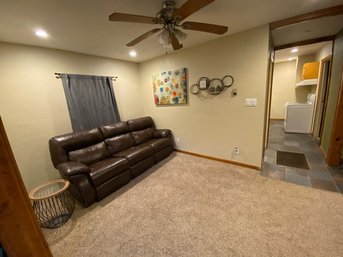 Cozy Convenient 1 Bedroom - Photo 4