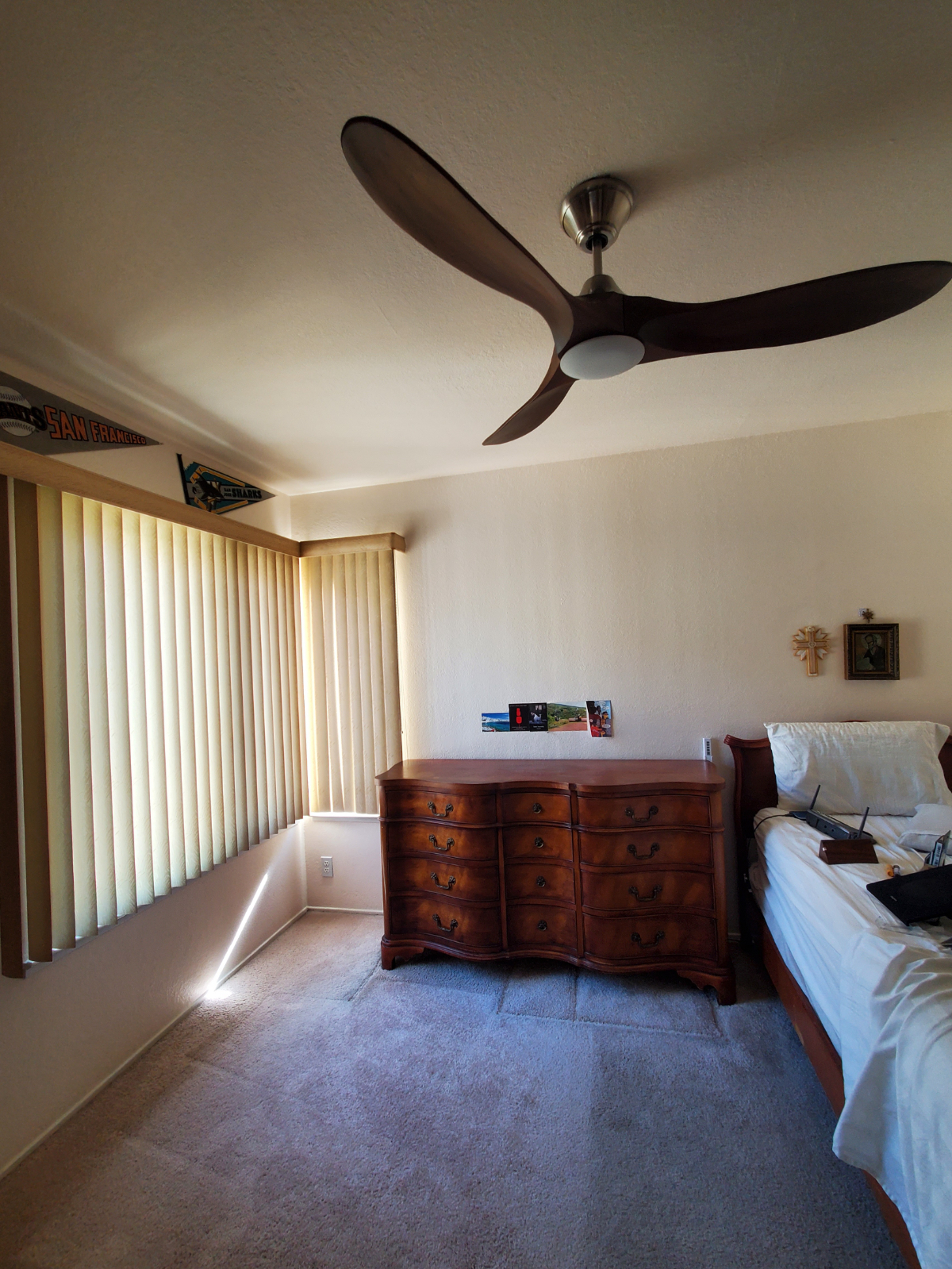 Guest Bedroom w/ Ceiling Fan & Small Desk - Photo 5
