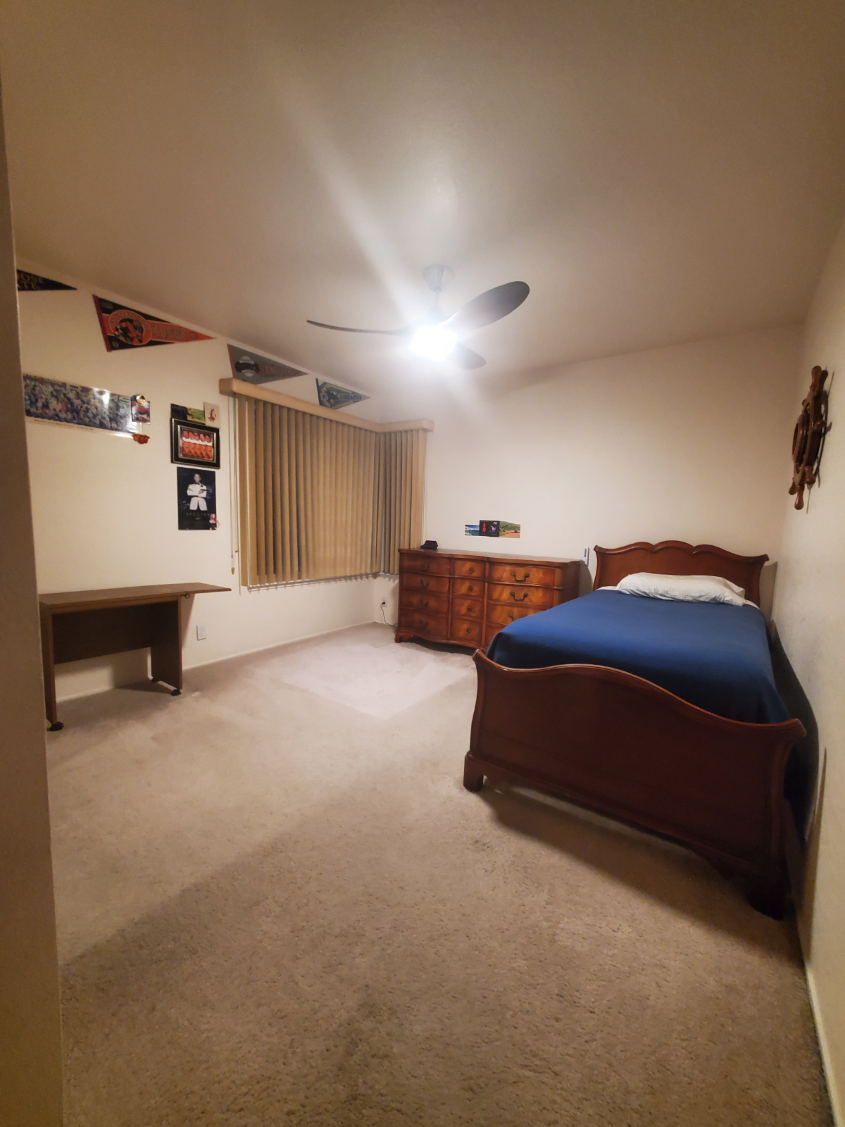 Guest Bedroom w/ Ceiling Fan & Small Desk - Photo 2