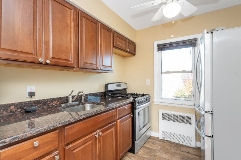 Lauger's Oasis - Peaceful, Furnished 1BR Near Top Queens Hospitals & LGA - Photo 2