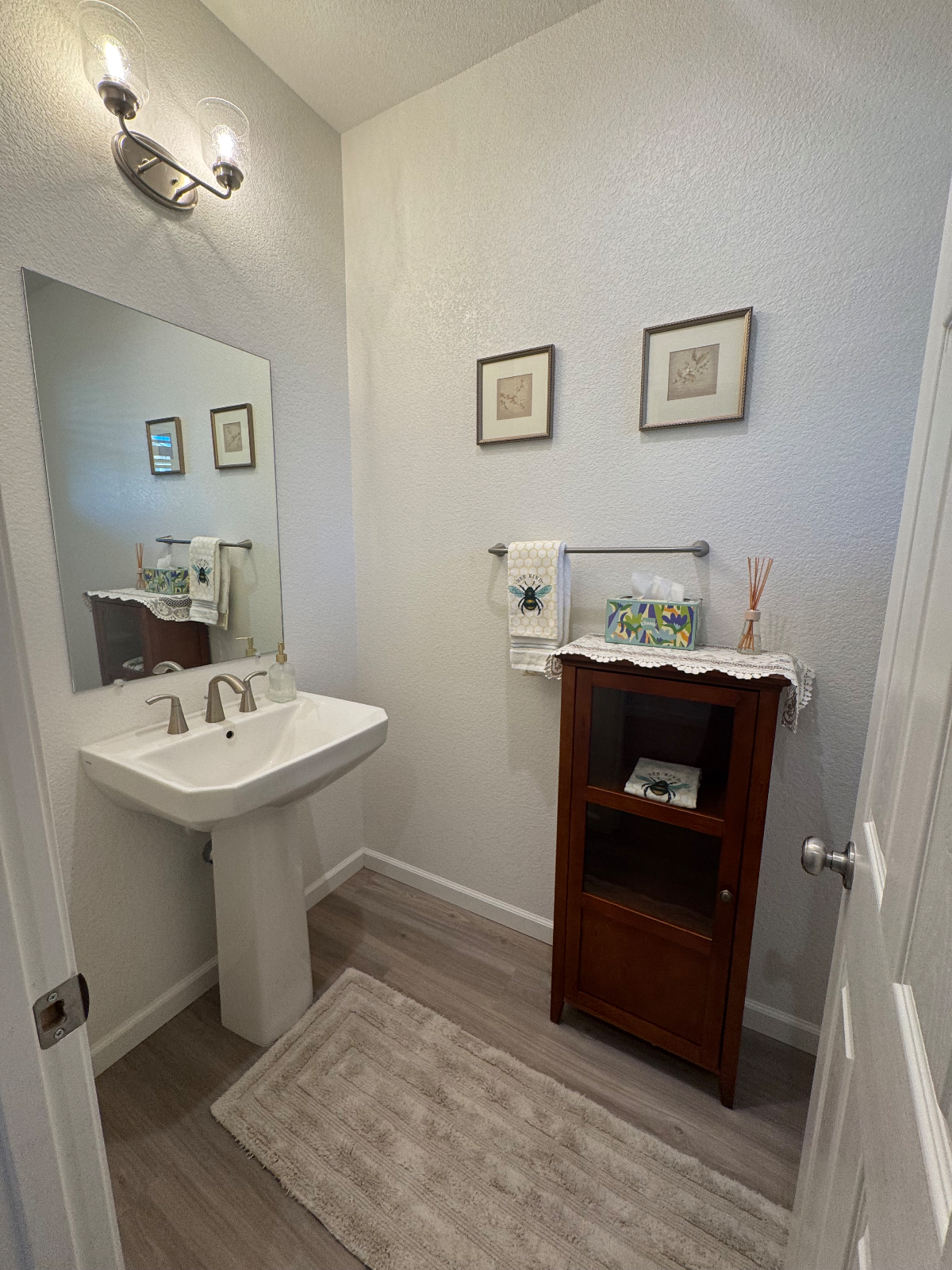 Spacious, bright, peaceful and beautiful new home with lots of places to roam! - Photo 4