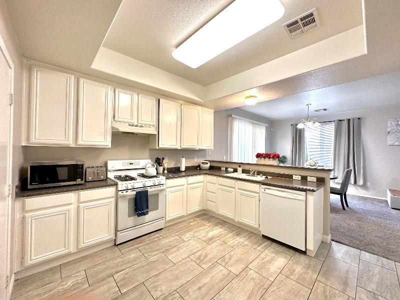 Modern 4 beds/Pet Friendly/Close to Everything! - Photo 7