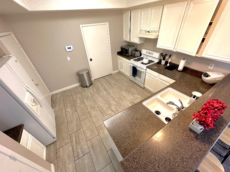 Modern 4 beds/Pet Friendly/Close to Everything! - Photo 8