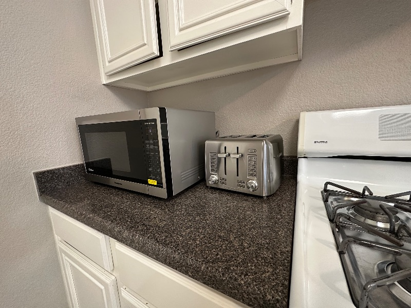 Modern 4 beds/Pet Friendly/Close to Everything! - Photo 11