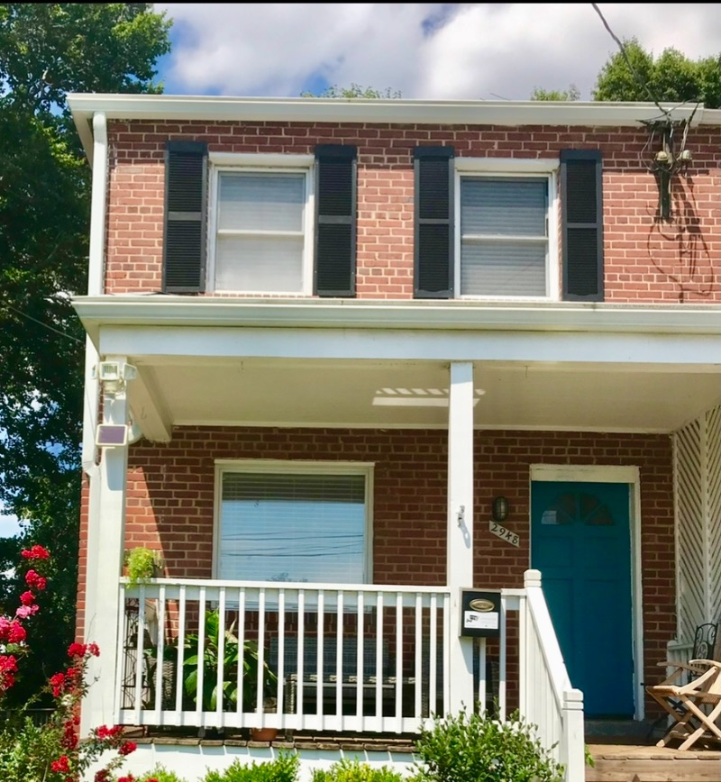 Cozy 2 bed townhome with backyard - Photo 2