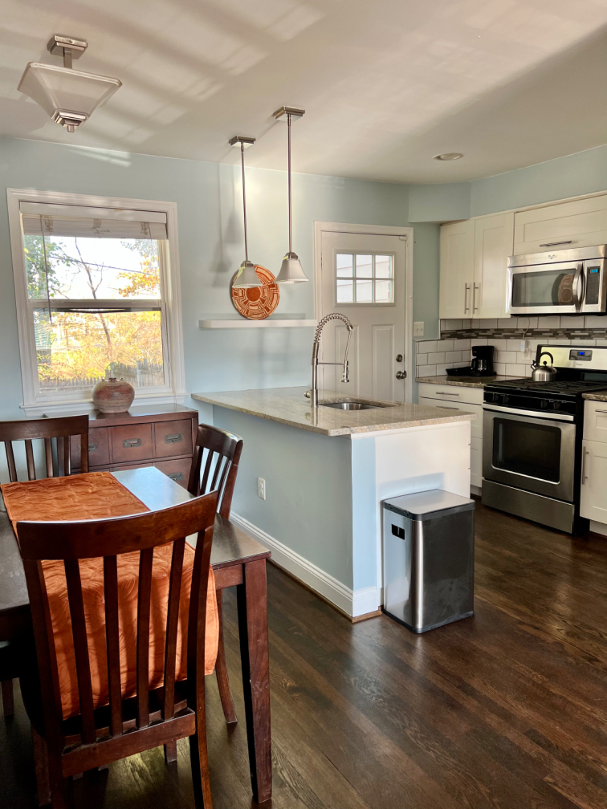 Cozy 2 bed townhome with backyard - Photo 6