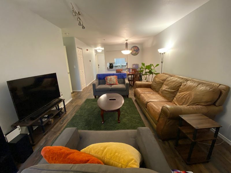 Private room 2 miles from PeaceHealth (female preferred gender) - Photo 6