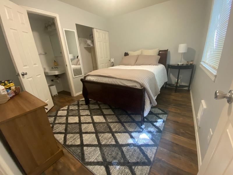Private room 2 miles from PeaceHealth (female preferred gender)