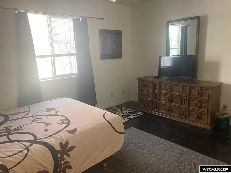 Home with seven private bedrooms, walking distance to downtown - Photo 1