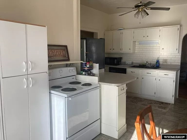 Home with seven private bedrooms, walking distance to downtown - Photo 4