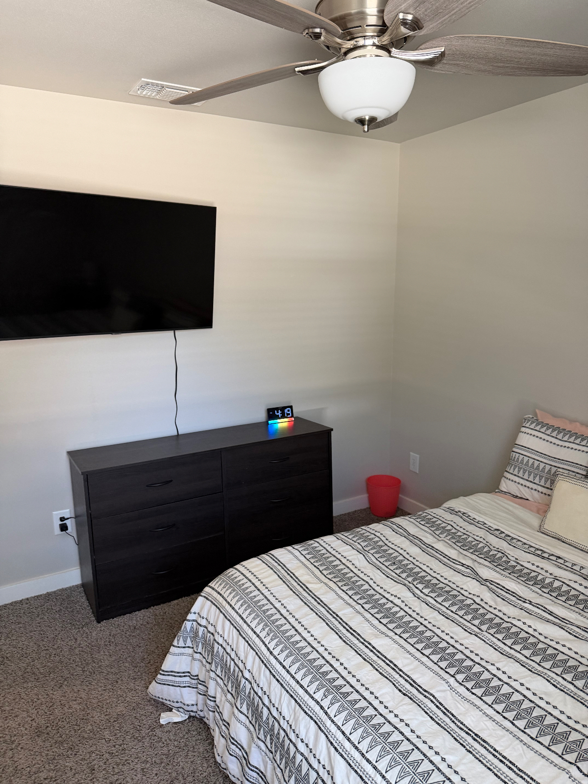 Cozy room in hub city - Photo 3