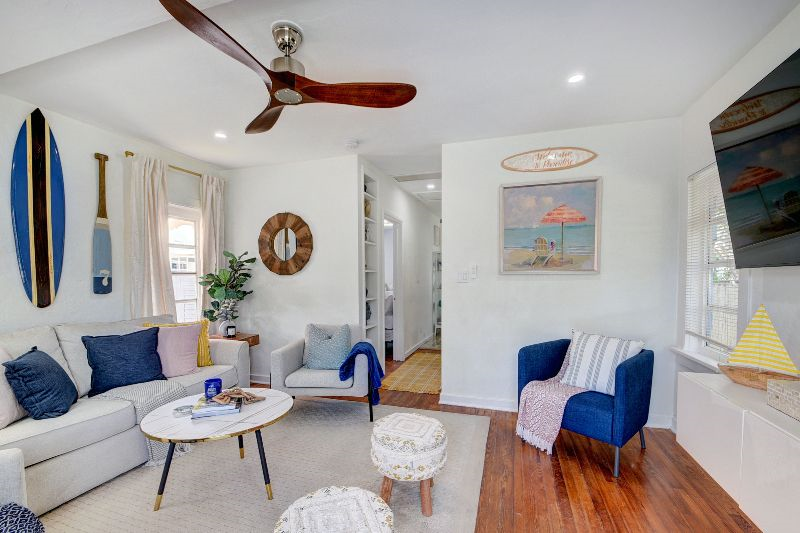 Historic 2/2 cottage, 1.5 miles from the beach