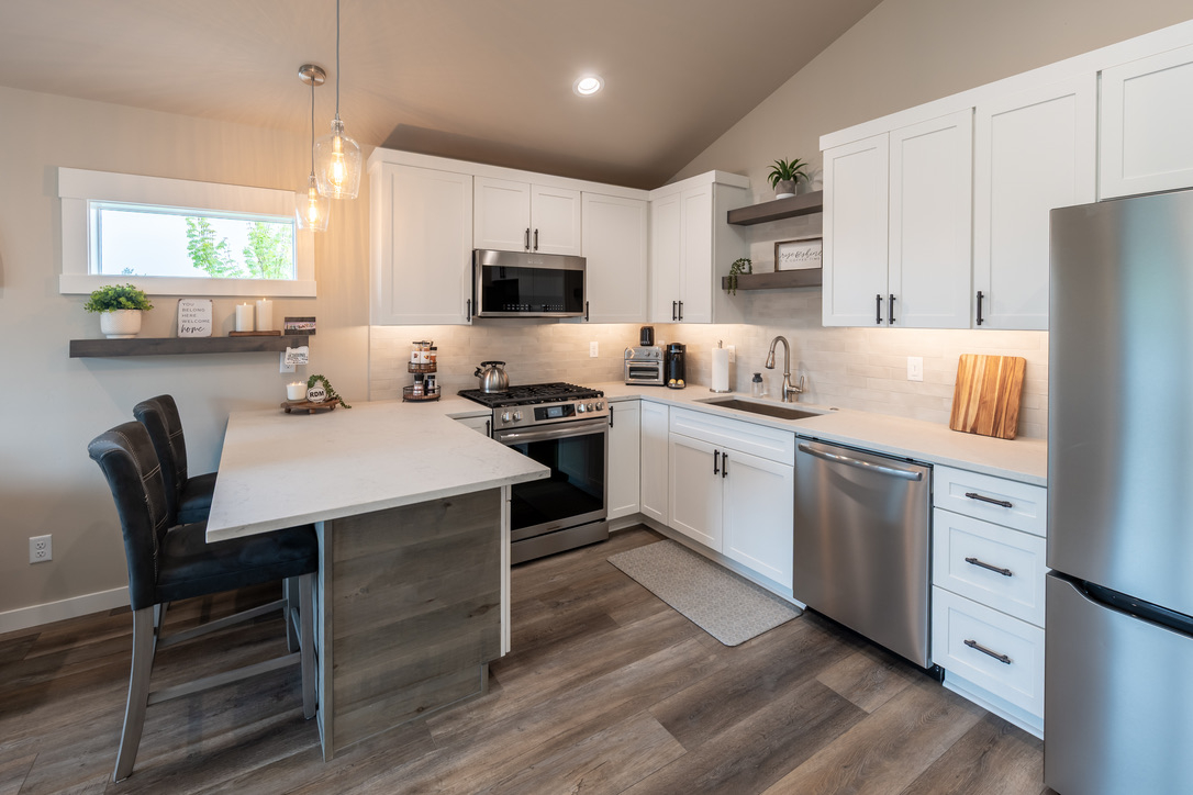 Brand New Furnished Apartment/ADU on Dry Canyon in Redmond - Photo 2