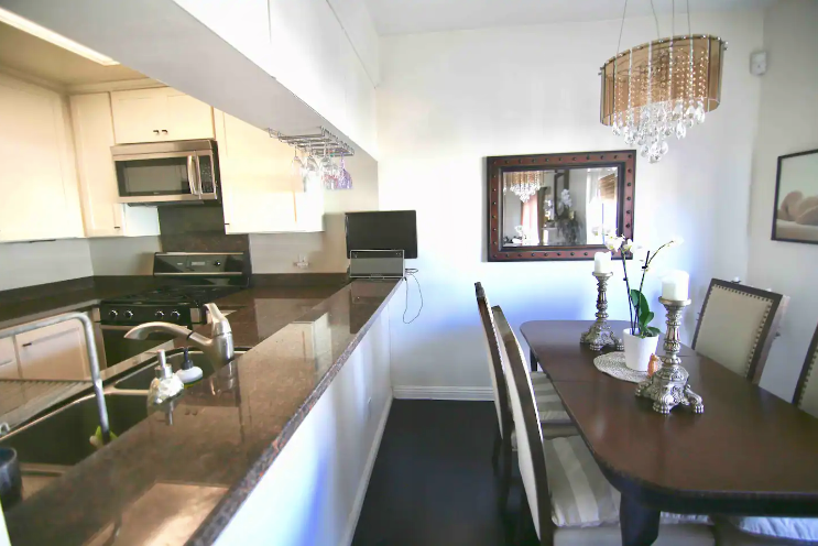 2 br/3ba- 24ft ceilings Townhome with a rooftop - Photo 6