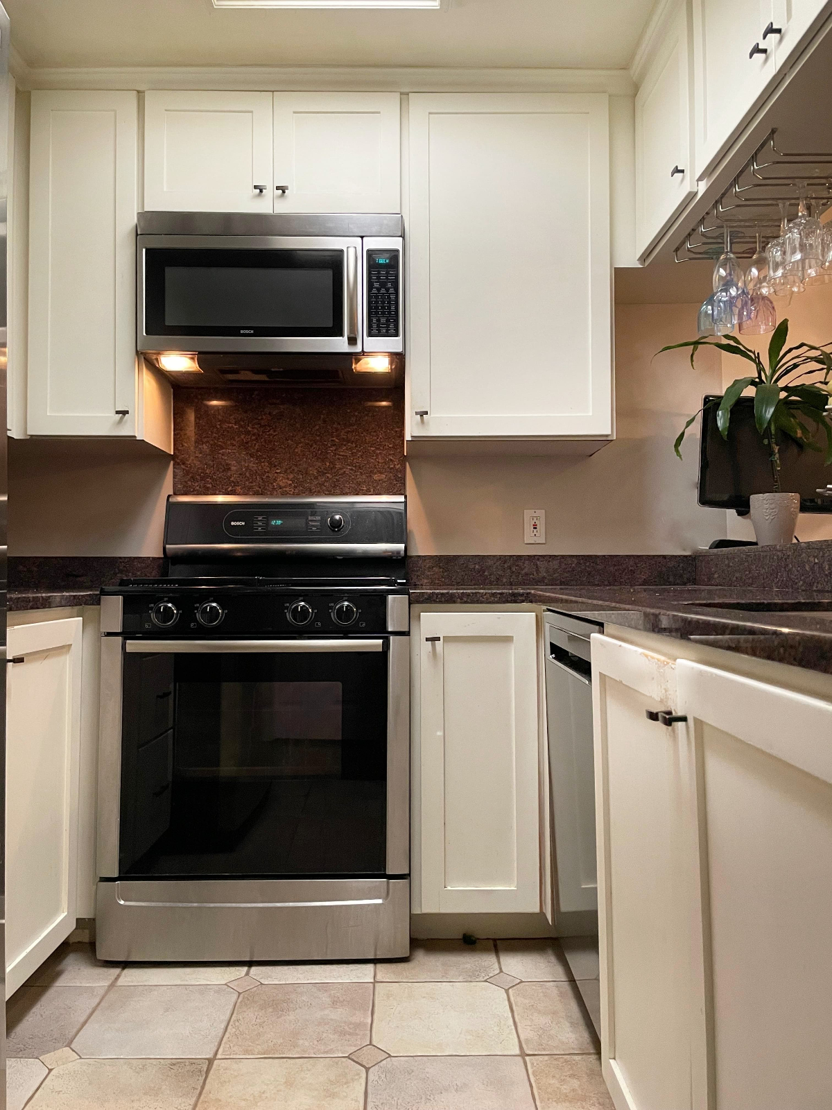 2 br/3ba- 24ft ceilings Townhome with a rooftop - Photo 5