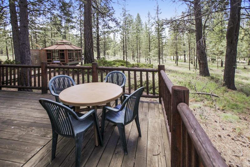 Beautiful 3 BDR Sunriver Home with Resort Style Amenities! - Photo 2
