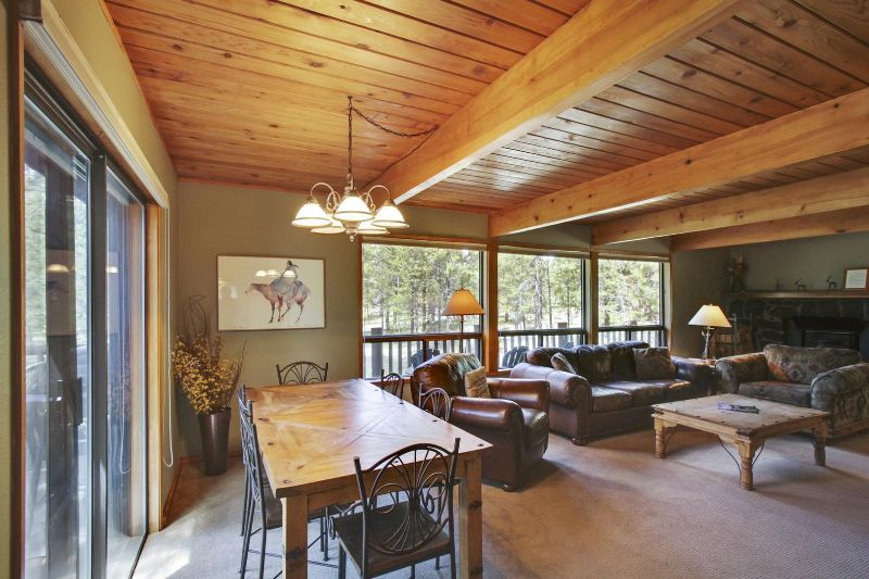Beautiful 3 BDR Sunriver Home with Resort Style Amenities! - Photo 3