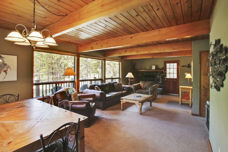 Beautiful 3 BDR Sunriver Home with Resort Style Amenities! - Photo 4
