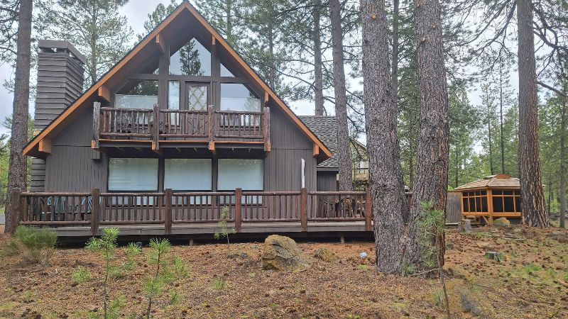 Beautiful 3 BDR Sunriver Home with Resort Style Amenities! - Photo 1