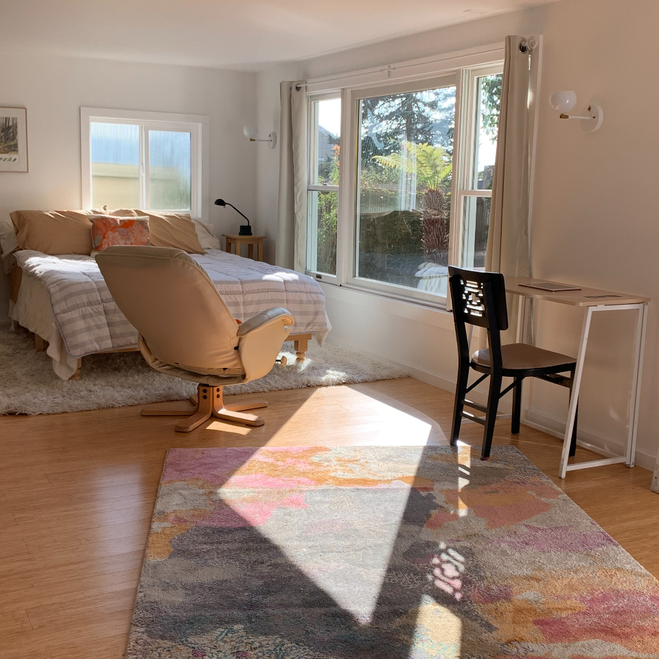 Peaceful, Light-Filled Studio with a Blooming Garden - Photo 2
