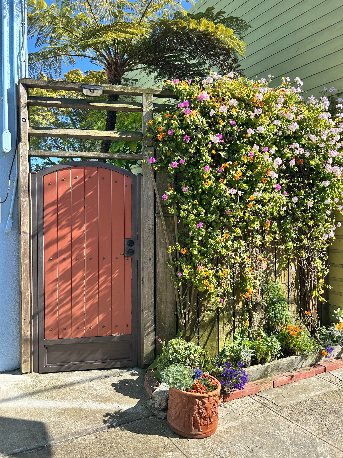 Peaceful, Light-Filled Studio with a Blooming Garden - Photo 4