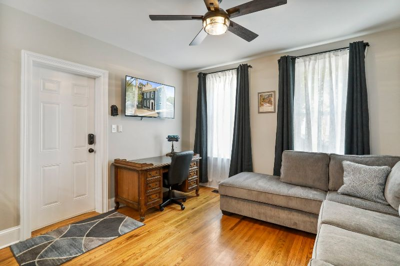2 Bedroom Charming Historic Retreat Apt C - Photo 4