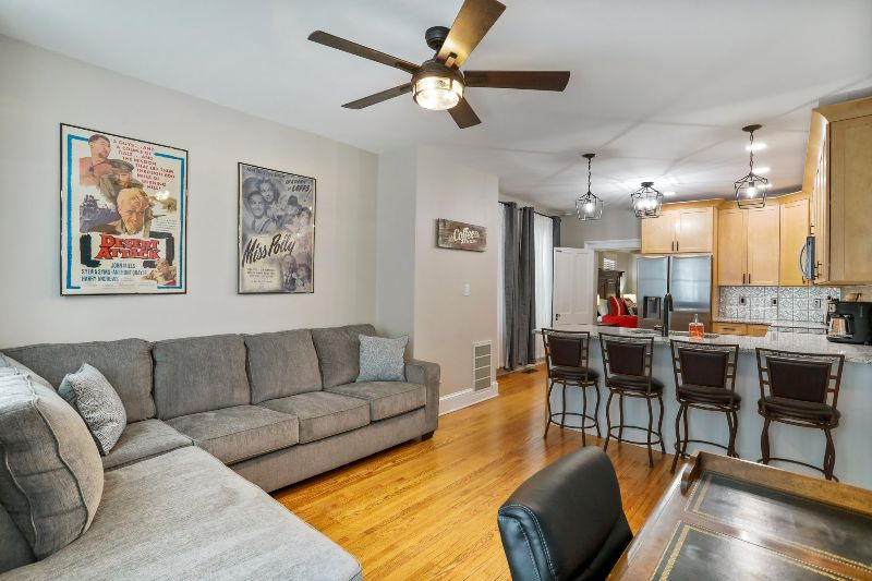2 Bedroom Charming Historic Retreat Apt C - Photo 6