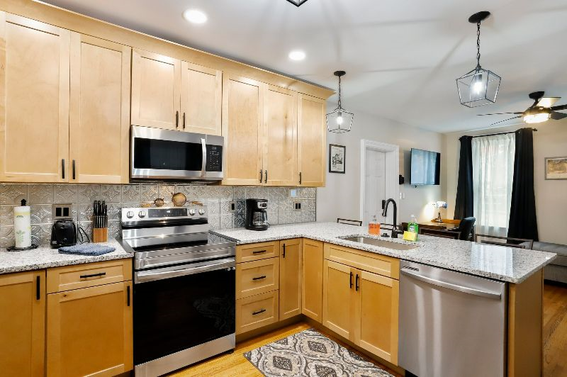 2 Bedroom Charming Historic Retreat Apt C - Photo 8