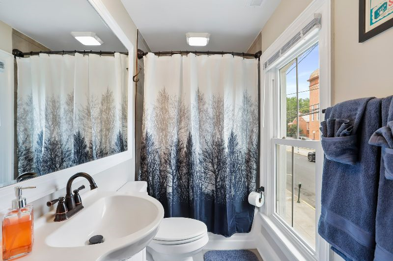 2 Bedroom Charming Historic Retreat Apt C - Photo 10