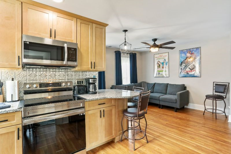 2 Bedroom Charming Historic Retreat Apt C - Photo 7