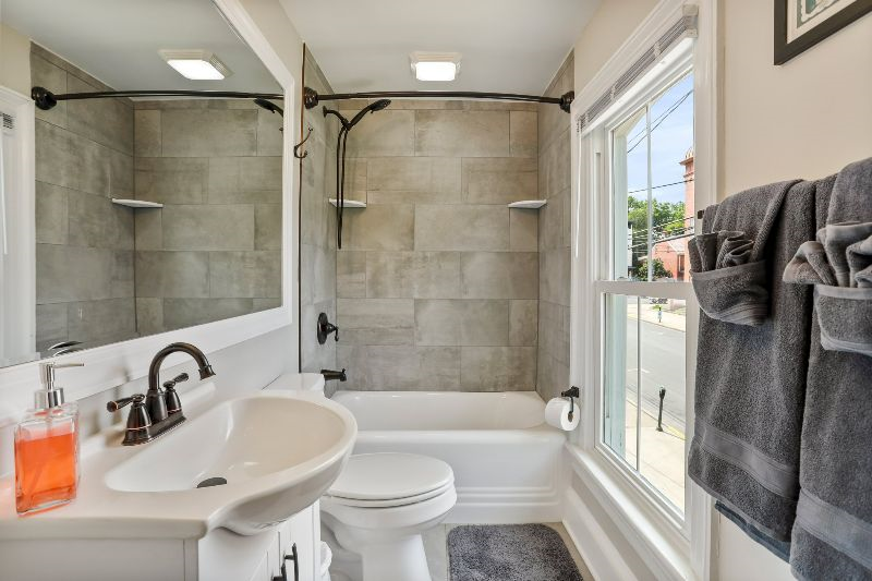 2 Bedroom Charming Historic Retreat Apt C - Photo 11