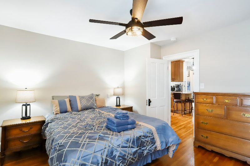 2 Bedroom Charming Historic Retreat Apt C - Photo 12