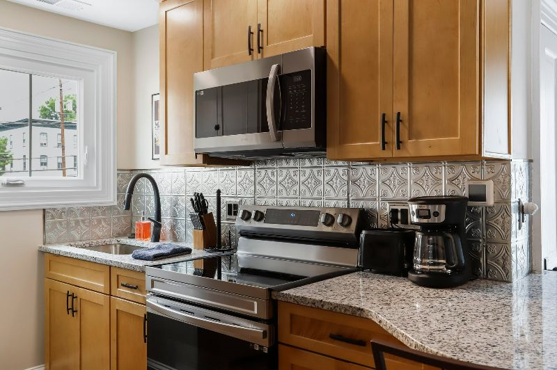 2 Bedroom Charming Historic Retreat Apt C - Photo 5