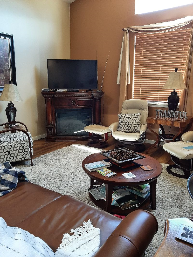 Quiet, Country Setting, 9 minutes from St. Charles Hospital - Photo 3