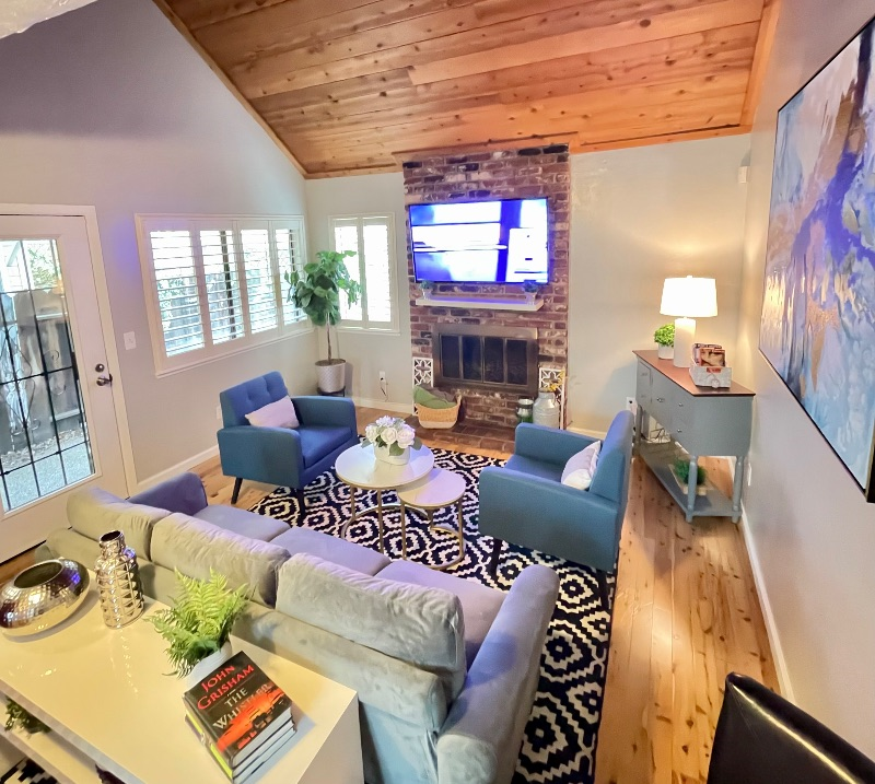 Charming Townhouse - Photo 1