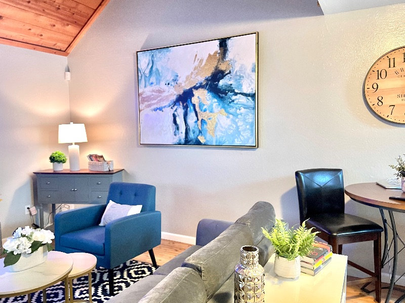 Charming Townhouse - Photo 2