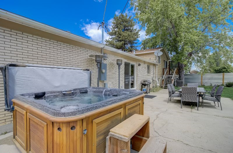 5 BR Modern Ski House w Hot Tub - Photo 4