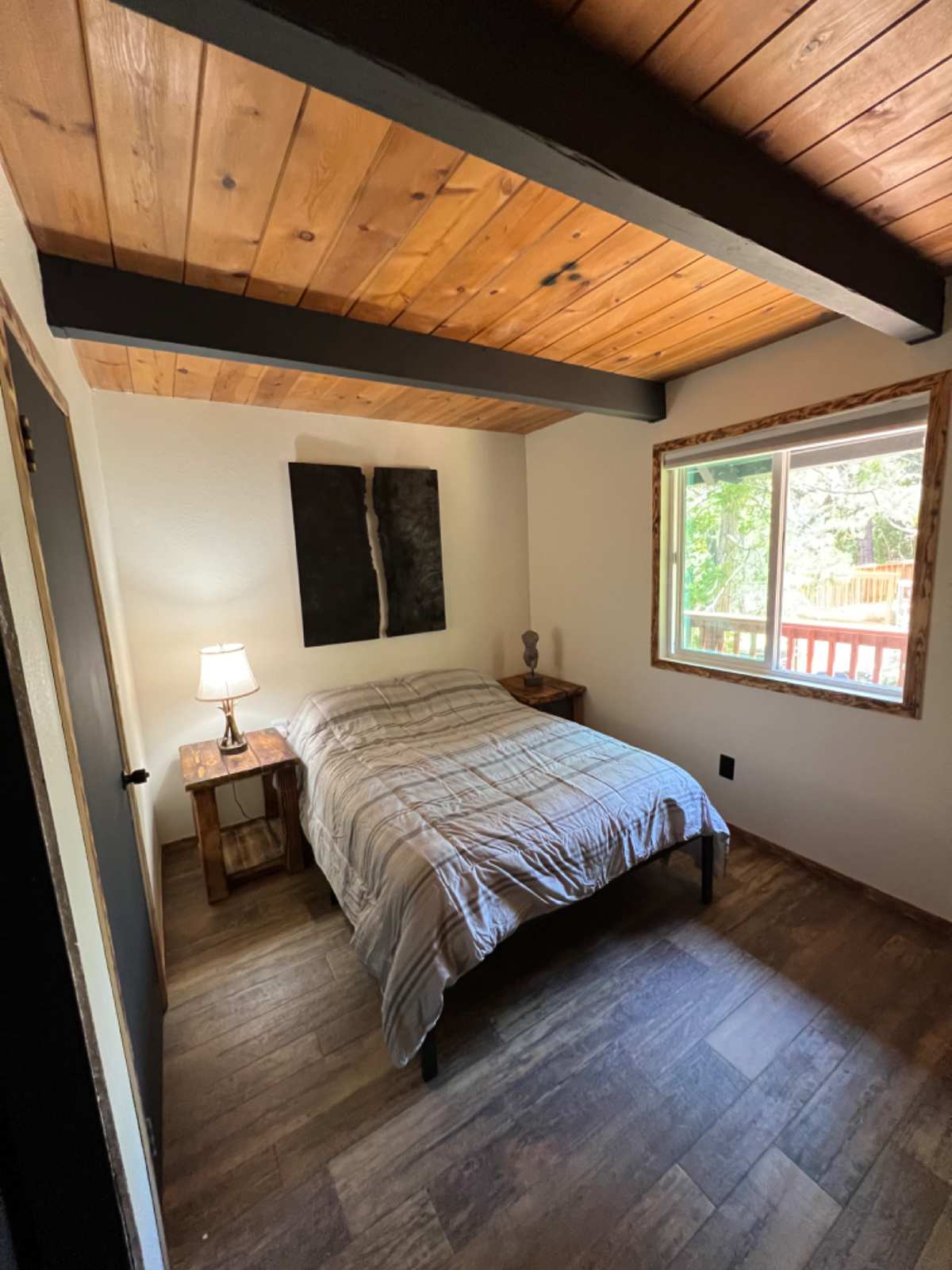 bedroom queen size bed (TV) 55in