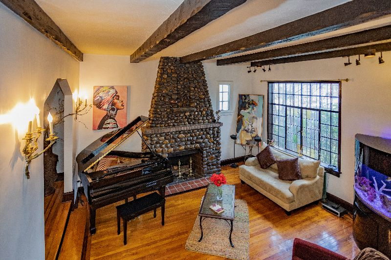 Exquisite English Tudor - Photo 1