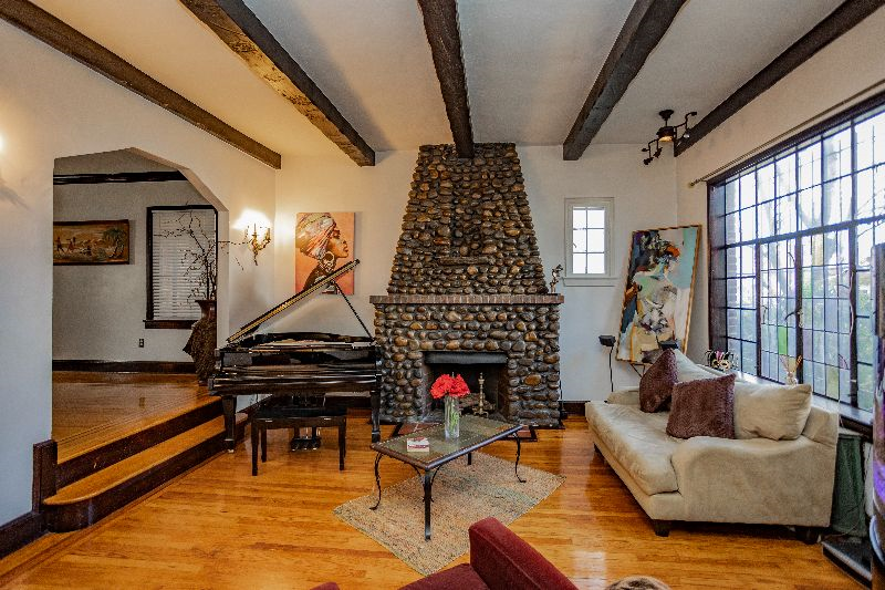 Exquisite English Tudor - Photo 4