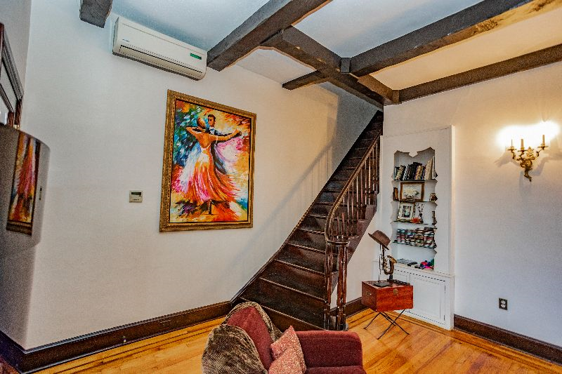Exquisite English Tudor - Photo 10