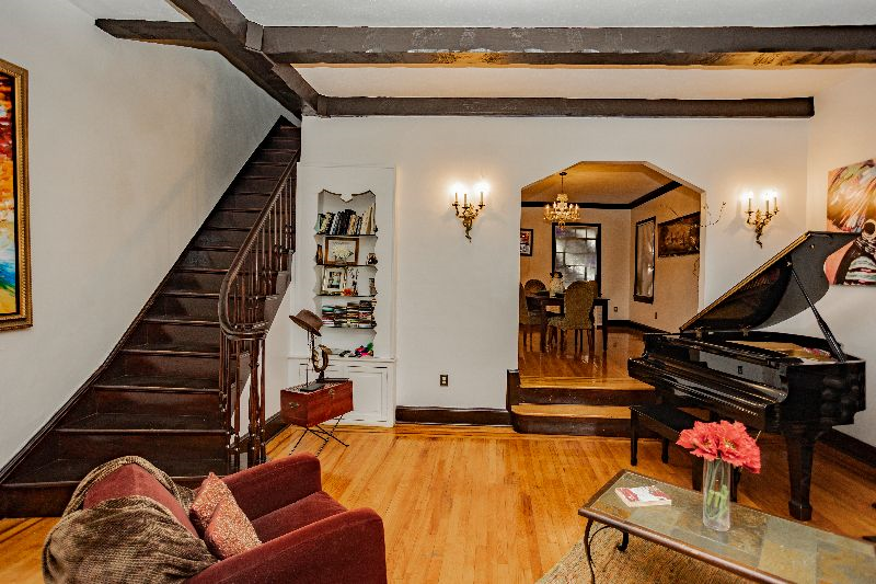 Exquisite English Tudor - Photo 11