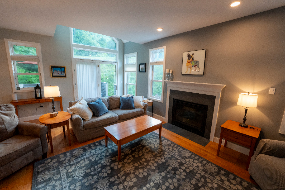 Entire Condo In Quechee - Pet friendly - Photo 2