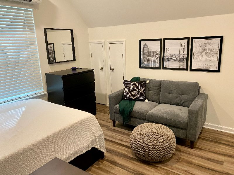 Cozy Studio Near Hospitals - Photo 3