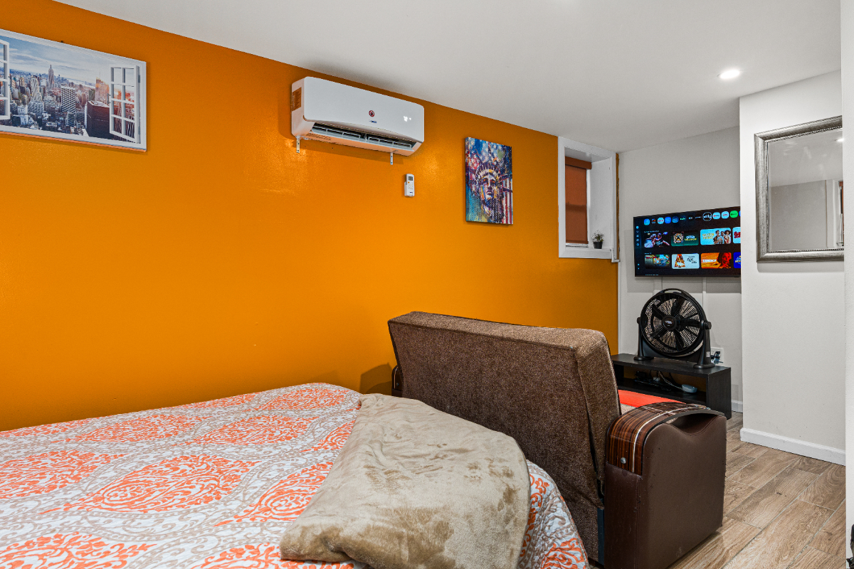 Cozy 2 Bedroom Furnished Apartment - Photo 9