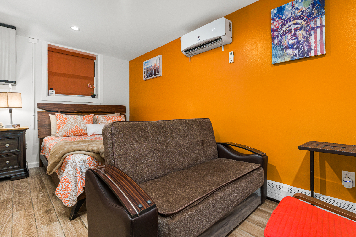 Cozy 2 Bedroom Furnished Apartment - Photo 10