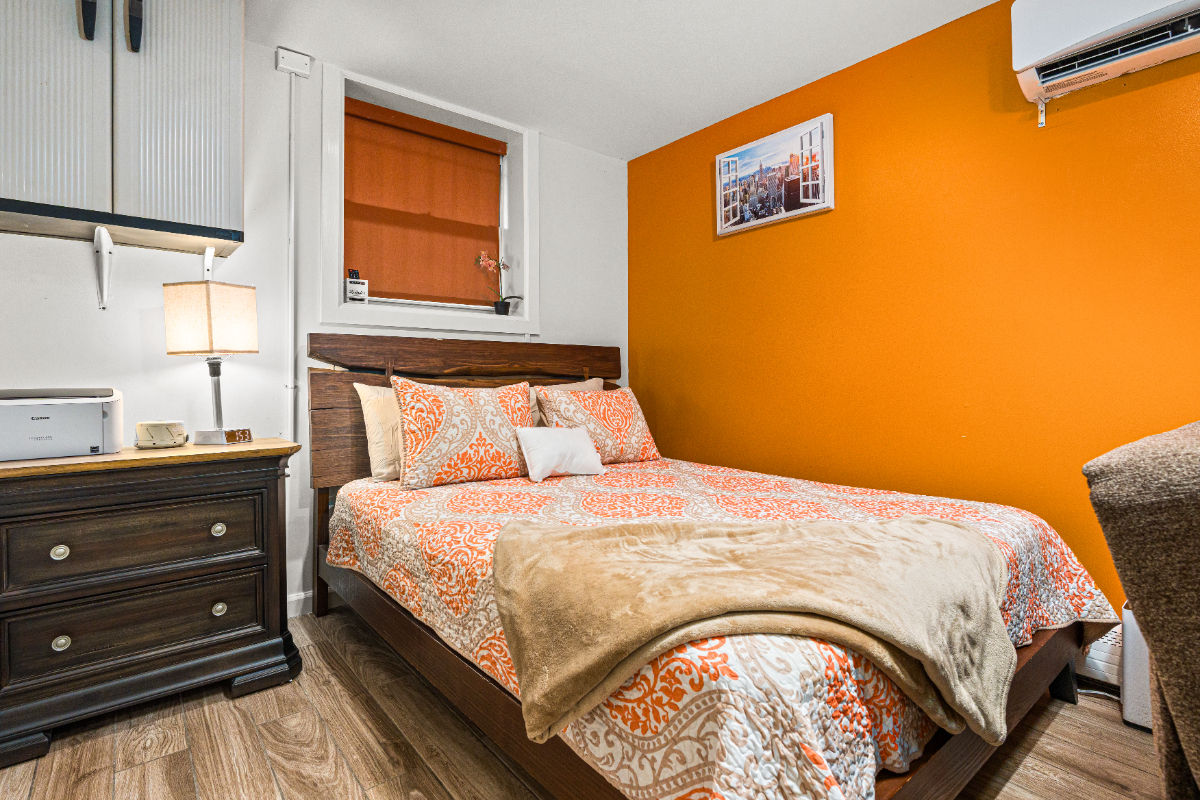 Cozy 2 Bedroom Furnished Apartment - Photo 11
