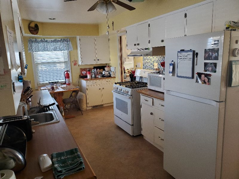 comfy private room with sunny common kitchen area - Photo 5