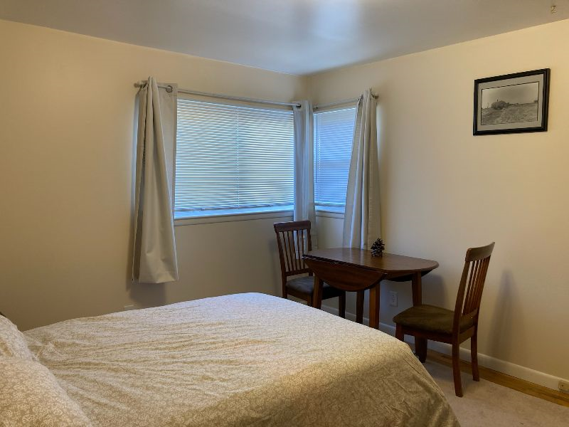 comfy private room with sunny common kitchen area - Photo 2